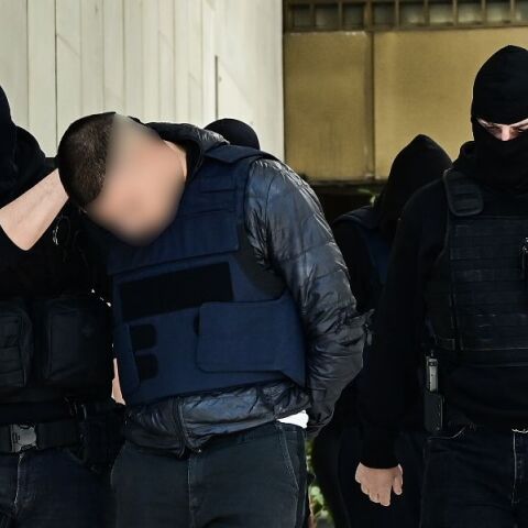 Δολοφονία στον Άγιο Δημήτριο: Με σκυμμένα κεφάλια ο 20χρονος, ο 18χρονος και τα δύο κορίτσια στον εισαγγελέα