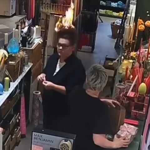 Η στιγμή που εργαζόμενη σε κατάστημα με κεριά αντιλαμβάνεται ότι τα μαλλιά της άρπαξαν  φωτιά