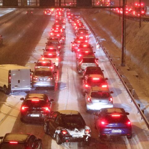 Καναδάς: Χιονοθύελλα εγκλώβισε 300 οχήματα σε αυτοκινητόδρομους στην Αλμπέρτα