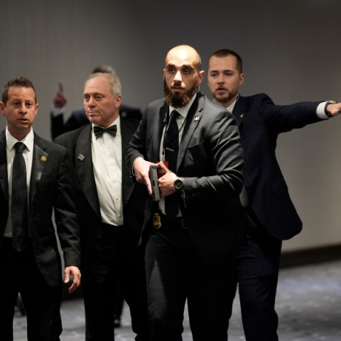 Πώς ο μυστικός πράκτορας που χτυπήθηκε από τις σφαίρες του Κόουλ Άλεν σώθηκε χάρη στο κινητό του