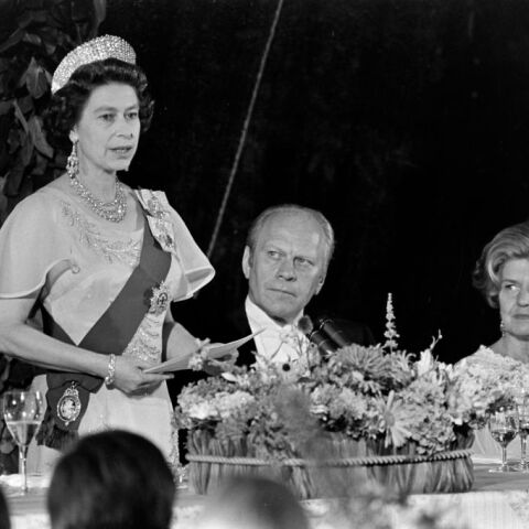 HΠΑ: Από αγκαλιές μέχρι… τραγουδιστά καπέλα οι πιο αμήχανες στιγμές βασιλικών επισκέψεων