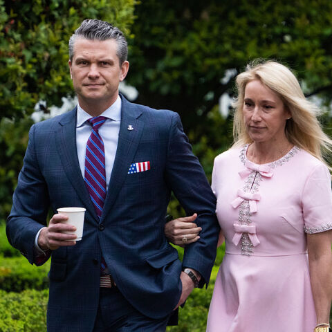 Το φόρεμα της συζύγου του Χεγκσεθ από fast fashion έκλεψε τα βλέμματα