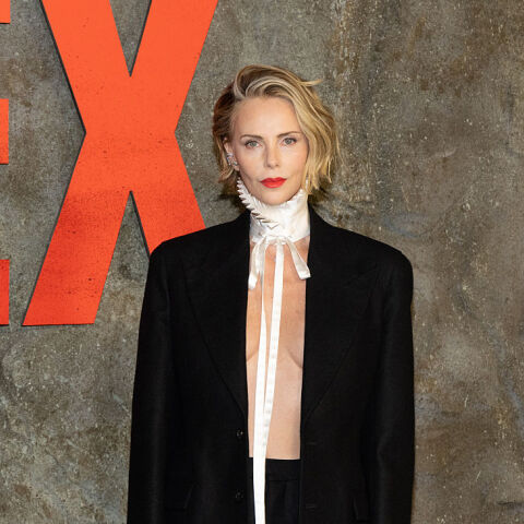 Η Σαρλίζ Θερόν και το «Le Droop» που γίνεται τάση στο κόκκινο χαλί