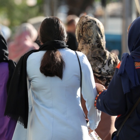 Ιράν: Η μαντίλα πέφτει σιγά-σιγά, αλλά οι περιορισμοί παραμένουν	