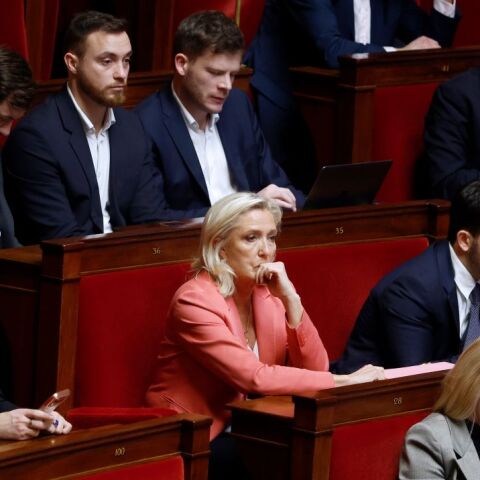 Η Μαρίν Λεπέν μαζί με μέλη της κοινοβουλευτικής ομάδας του Εθνικού Συναγερμού, στη Γαλλική Εθνοσυνέλευση