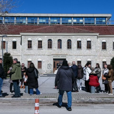 Το δικαστικό μέγαρο Τρικάλων, όπου απολογούνται οι υπεύθυνοι της βιομηχανίας «Βιολάντα»