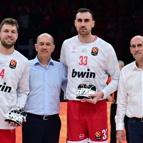 Ολυμπιακός: Αποθέωση και βράβευση στο ΣΕΦ για Βεζένκοφ και Μιλουτίνοφ