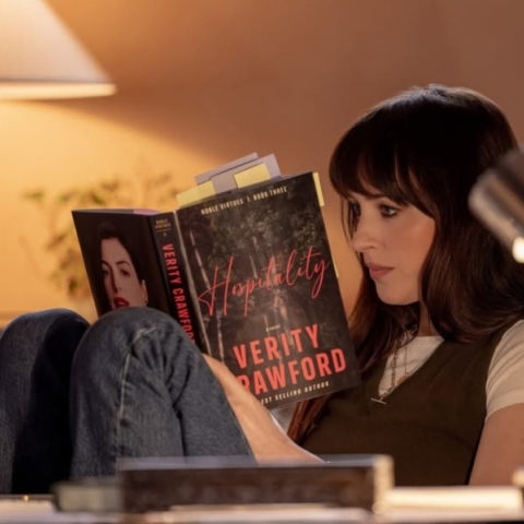 Κυκλοφόρησε το πρώτο τρέιλερ για το ψυχολογικό θρίλερ «Verity» με Αν Χάθαγουεϊ και Ντακότα Τζόνσον	