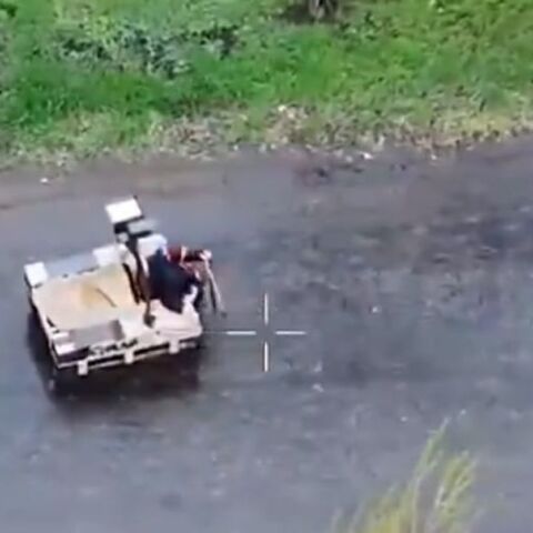 Ρομπότ που μεταφέρει 77χρονη από τους βομβαρδισμούς στην Ουκρανία