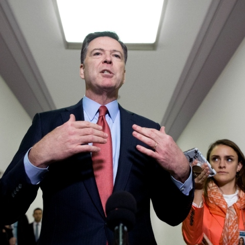 Ο πρώην διευθυντής του FBI, Τζέιμς Κόμι κατηγορείται ότι απείλησε τη ζωή του Τραμπ