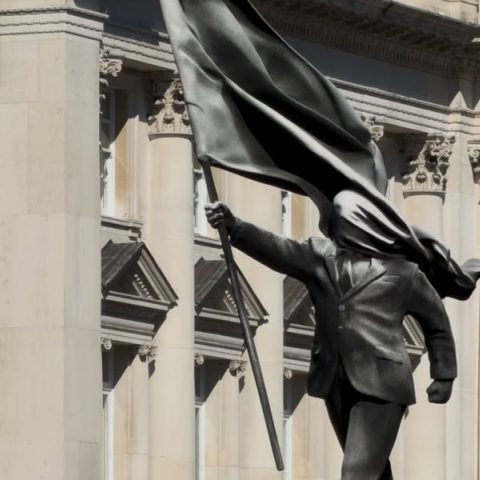 Άγαλμα με την υπογραφή του Βanksy έκανε την εμφάνισή του στο Λονδίνο 