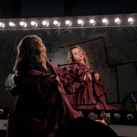 Μπουμπουλίνας 18, Θέατρο του Νέου Κόσμου