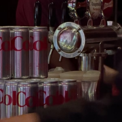 Diet Coke πάρτι στην Ινδία όσο ο πόλεμος στο Ιράν προκαλεί έλλειψη του αναψυκτικού
