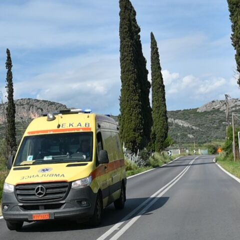 Χαλκιδική: Διασωληνωμένος δόκιμος μοναχός - Έλυσε τη ζώνη και πήδηξε από εν κινήσει ασθενοφόρο