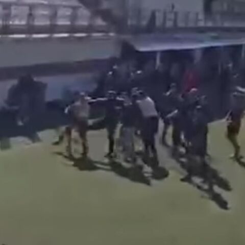 H στιγμή των επεισοδίων στον αγώνα Προοδευτική- Ολυμπιακός Κ 19