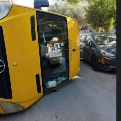 To σχολικό λεωφορείο που ανατράπηκε στο Παλαιό Φάληρο