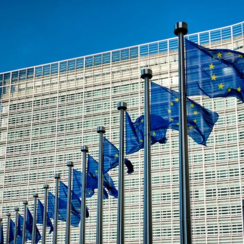 Σημαίες της ΕΕ έξω από το κτήριο της Κομισιόν, στις Βρυξέλλες