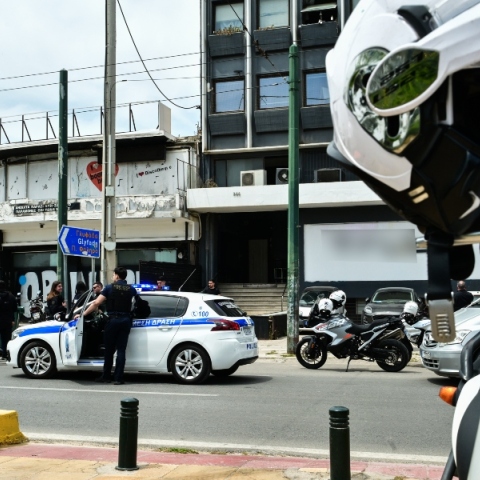 Ποινική δίωξη στον 58χρονο που άνοιξε πυρ με ούζι έξω από μπαρ στην Καλλιθέα 