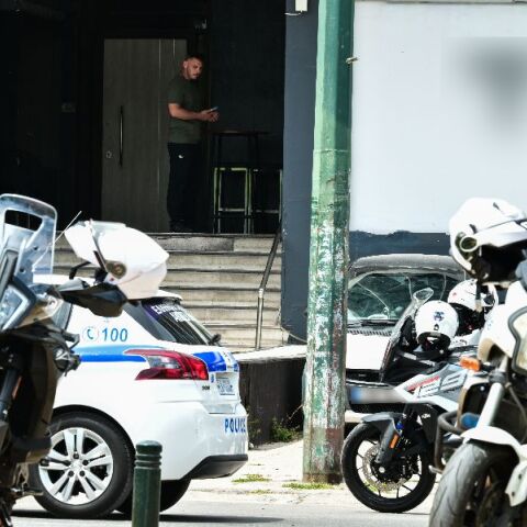«Κ@@@@λα, θα σε σκοτώσω»: Τι αναφέρει η 43χρονη που δέχθηκε πυροβολισμούς σε μπαρ στην Καλλιθέα