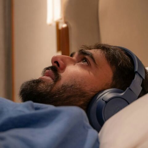 Είναι ασφαλές να κοιμάσαι με ακουστικά; Τι λένε οι γιατροί