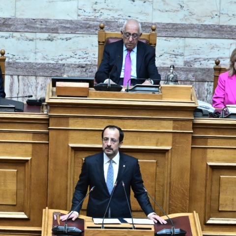 Ιστορική ομιλία Χριστοδουλίδη στη Βουλή: Η επανένωση είναι το τάμα που ενώνει Κύπρο και Ελλάδα