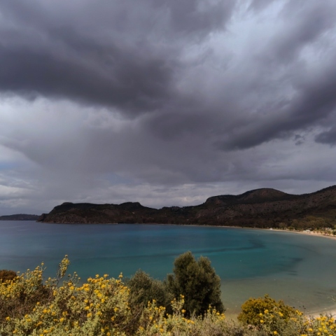 Καιρός αύριο: Συννεφιά και τοπικές βροχές στα δυτικά και την κεντρική Μακεδονία
