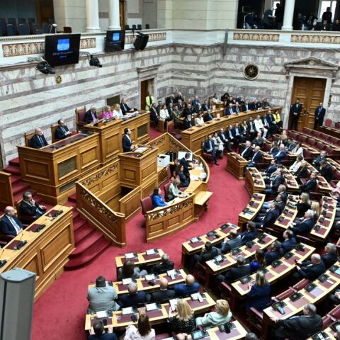 O Νίκος Χριστοδουλίδης στο βήμα της Ολομέλειας της ελληνικής Βουλής