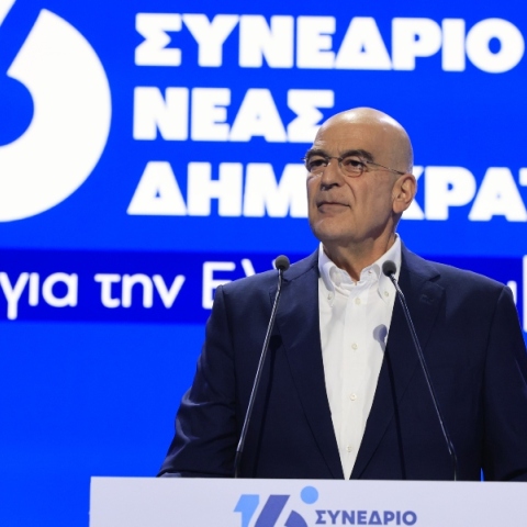 Με χειροκροτήματα ο Δένδιας στο Συνέδριο της ΝΔ: Το DNA του κόμματος και οι αιχμές για το επιτελικό κράτος 