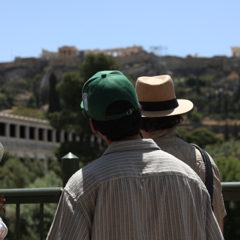 Καιρός αύριο: Καλοκαιρινές θερμοκρασίες με λίγα σύννεφα σε όλη τη χώρα