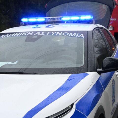 Αναστάτωση στην Αμαλιάδα: Αυτοκίνητο ξέφυγε από την πορεία του και έπεσε σε σταθμευμένα οχήματα