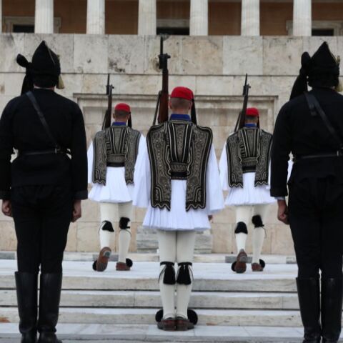 Ρίγη συγκίνησης στο Σύνταγμα - Αλλαγή φρουράς με Εύζωνες να φορούν την παραδοσιακή ποντιακή φορεσιά