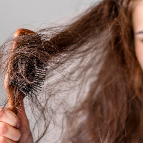 Period Hair: Μήπως αυτός είναι ο λόγος που τα μαλλιά μας δεν στρώνουν στην περίοδο;