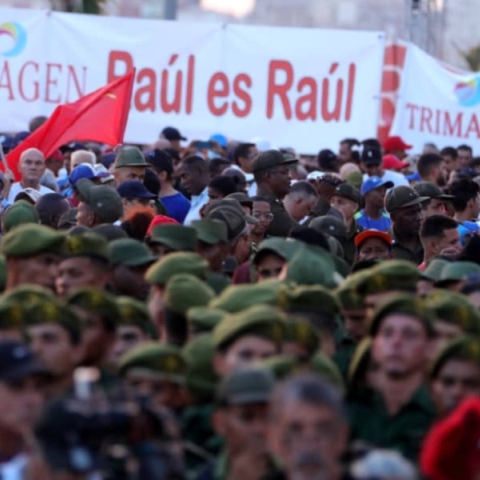 Χιλιάδες Κουβανοί έξω από την αμερικανική πρεσβεία στην Αβάνα σε διαδήλωση υπέρ του Ραούλ Κάστρο	