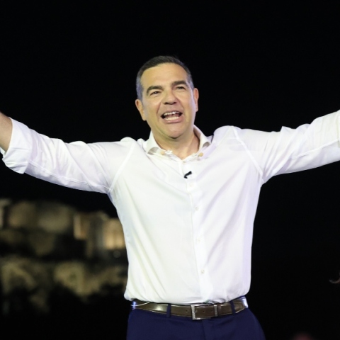 Αν θέλετε να μάθετε τις θέσεις του κόμματος Τσίπρα, καλέστε το 100 – Δείτε το βίντεο της ΚΝΕ για την ΕΛΑΣ