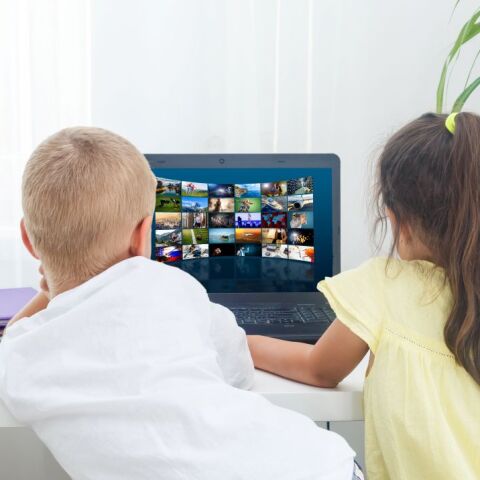Παιδιά μπροστα σε laptop
