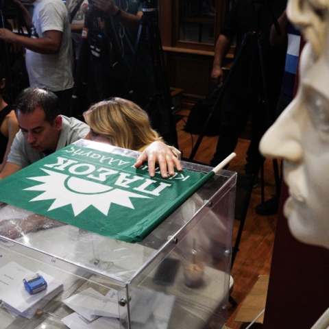 Αιχμές ΠΑΣΟΚ για δημοσκοπήσεις: Η στατιστική σηκώνει τα χέρια ψηλά