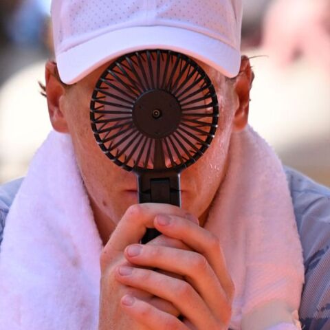 Μεγάλη έκπληξη στο Roland Garros: Ο Σίνερ λύγισε από τη ζέστη και έμεινε εκτός τουρνουά