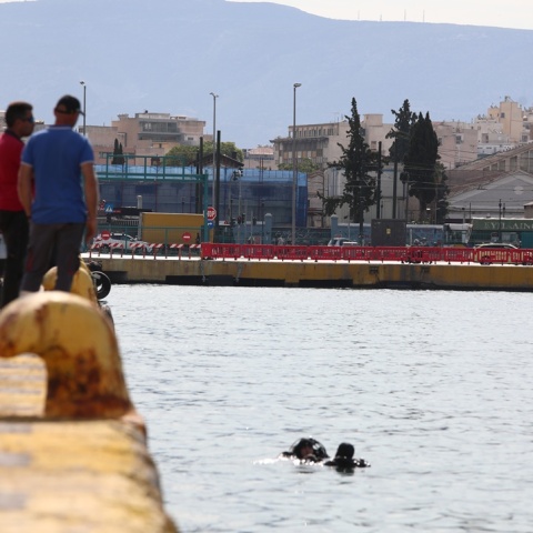 Επιχείρηση μετά την πτώση οχήματος στο λιμάνι του Πειραιά