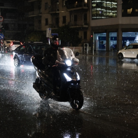 Βροχερός ο καιρός σήμερα με τη θερμοκρασία να φθάνει τους 30 βαθμούς Κελσίου