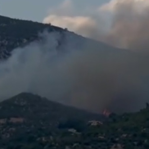 Βελτιωμένη η εικόνα της πυρκαγιάς στην Περαχώρα Κορινθίας