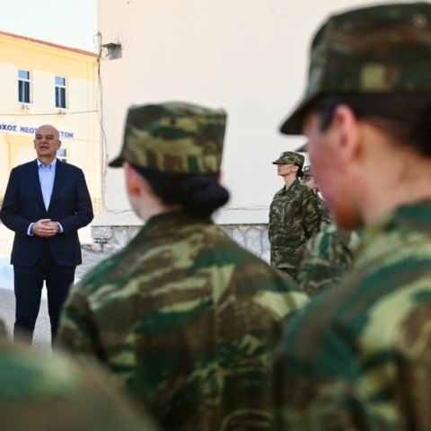 Συνάντηση Δένδια με τις πρώτες γυναίκες που παρουσιάστηκαν εθελοντικά στον Στρατό Ξηράς
