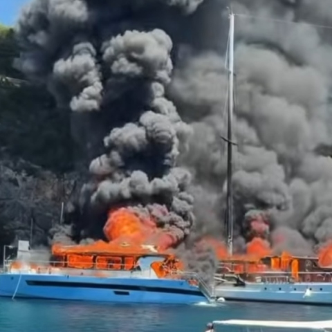 Τουριστικά σκάφη τυλίχθηκαν στις φλόγες στο λιμάνι των Παξών -Βίντεο