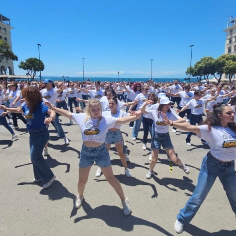 Στη Θεσσαλονίκη το ρεκόρ Γκίνες για τη μεγαλύτερη ταυτόχρονη χορογραφία ζεϊμπέικου