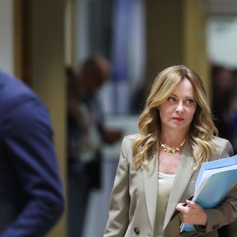 Η Μελόνι με ικέτευε για μια φωτογραφία, την λυπήθηκα, λέει ο Τραμπ