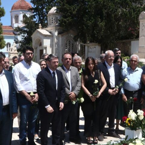 ΠΑΣΟΚ: Πολιτικό μνημόσυνο στο Α΄ Νεκροταφείο στη μνήμη του Ανδρέα Παπανδρέου