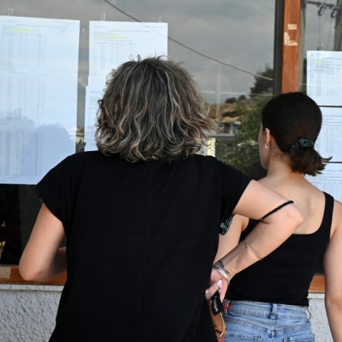 Ποιοι είναι πρώτοι των πρώτων: Χαμόγελα και ικανοποίηση μετά τις βαθμολογίες των Πανελληνίων 2026  Ασημένια Τσαπάκη επιστήμες υγείας 19.100