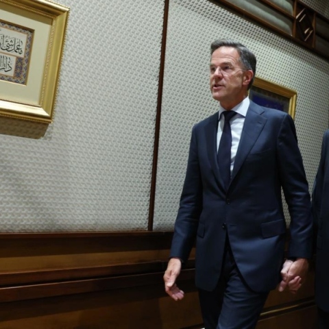 Χέρι - χέρι ο Τούρκος πρόεδρος Ρετζέπ Ταγίπ Ερντογάν με τον γενικό γραμματέα του ΝΑΤΟ Μαρκ Ρούτε στην Άγκυρα