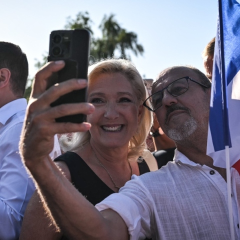 Η Μαρίν Λεπέν εμφανίζεται να κερδίζει στις προεδρικές εκλογές του 2027, σύμφωνα με δημοσκοπήσεις	