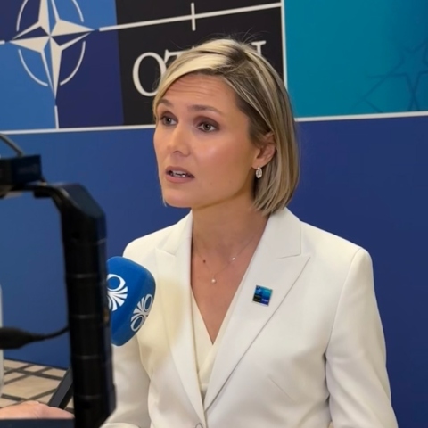 Κριστρούν Φροσταντότιρ: Ποια είναι η νεότερη πρωθυπουργός χώρας μέλος του ΝΑΤΟ
