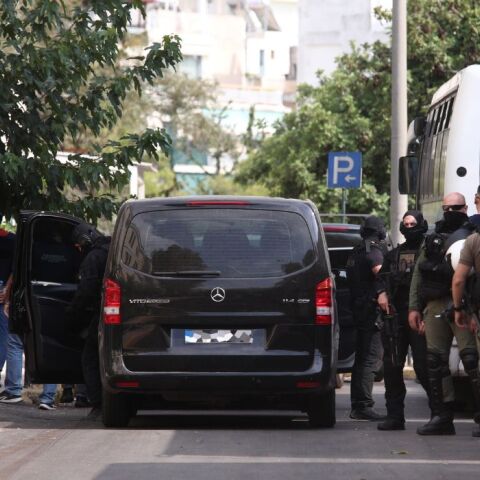 Marfin: Προθεσμία για την Τρίτη στους δύο συλληφθέντες – Αντιμέτωποι με κατηγορία για ανθρωποκτονία κατά συρροή